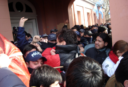 Empujones y golpes entre manifestantes y la policia porvincial