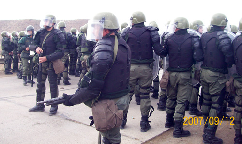 La Gendarmeria apostada en la ruta N 3 minutos antes de reprimir a los manifestantes